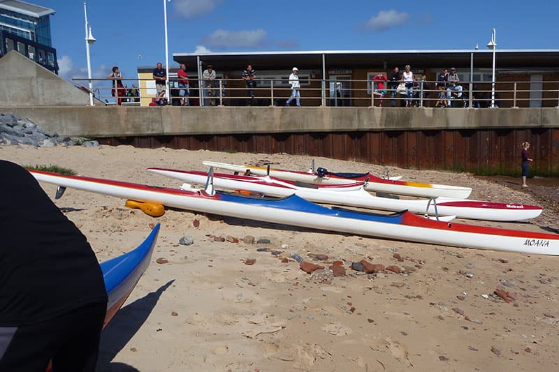 Aufriggen der Ausleger-Kanus vor Helgoland